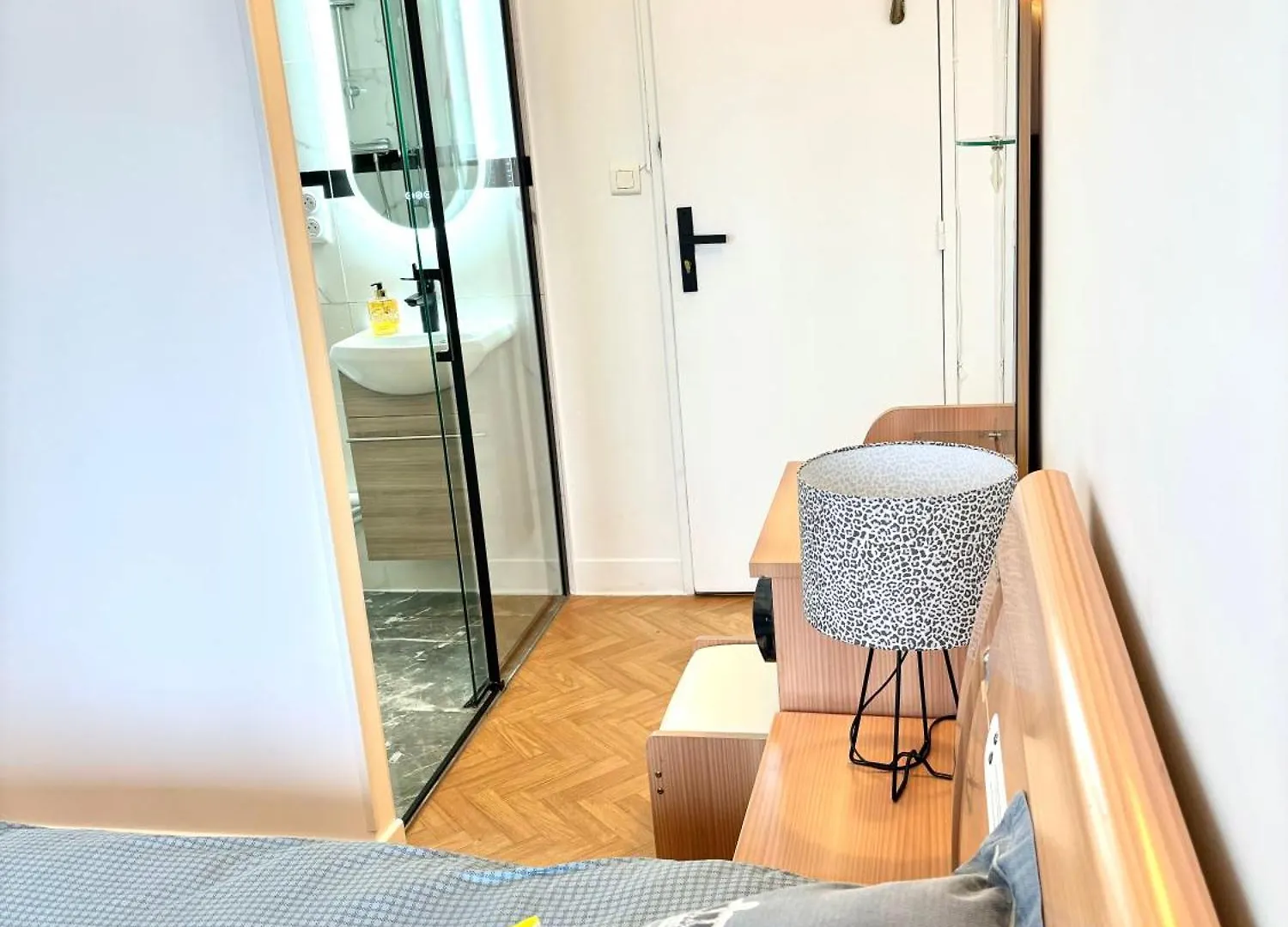 Chambre Lucas Salle De Bain Privative Párizs 0*,  Franciaország